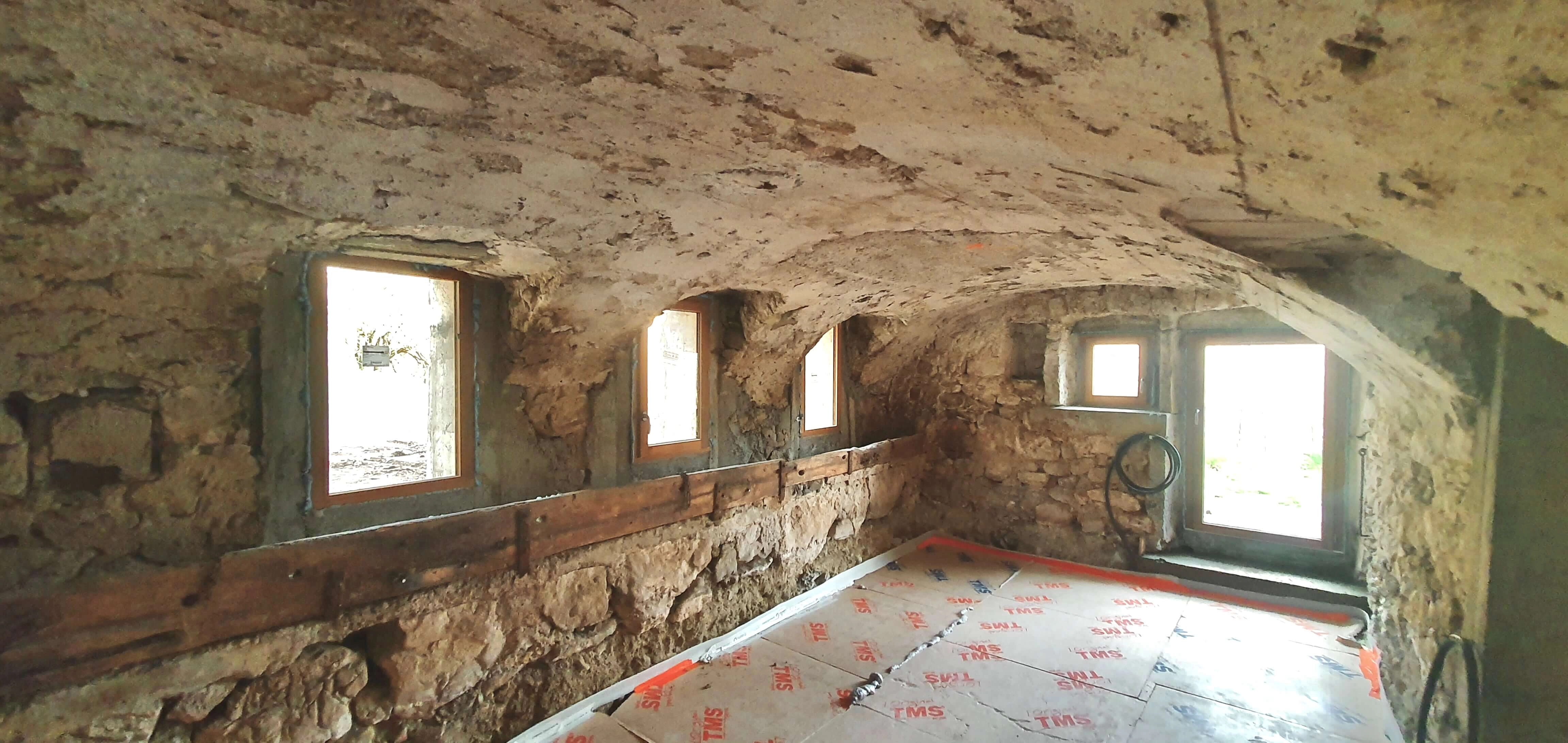 ancienne etable, pose isolant polyurethane, rénovation ancienne etable, pose isolant polyurethane, rénovation