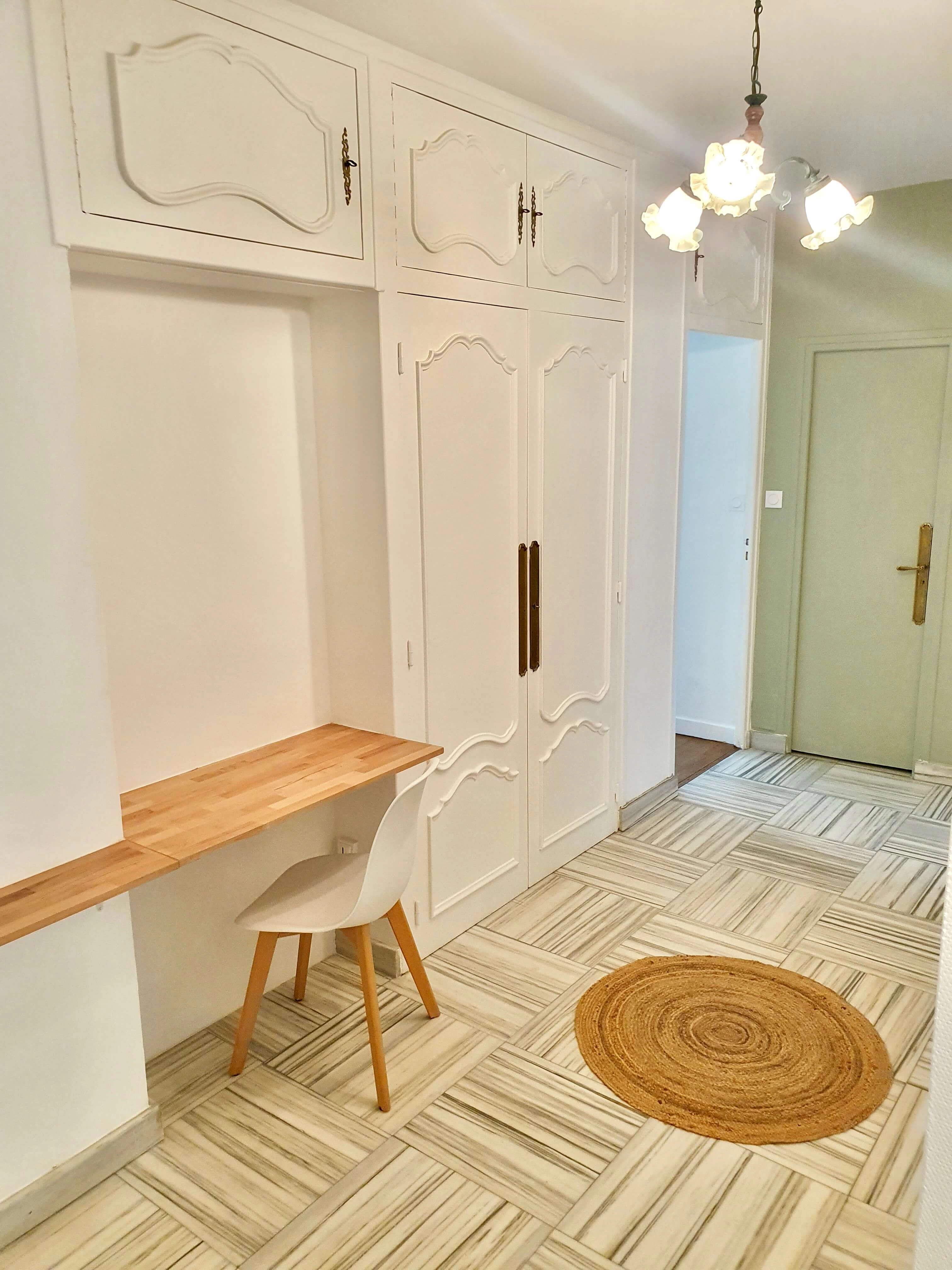 appartement de standing,haut plafonds,travertin, marbre,luminaires appartement de standing,haut plafonds,travertin, marbre,luminaires