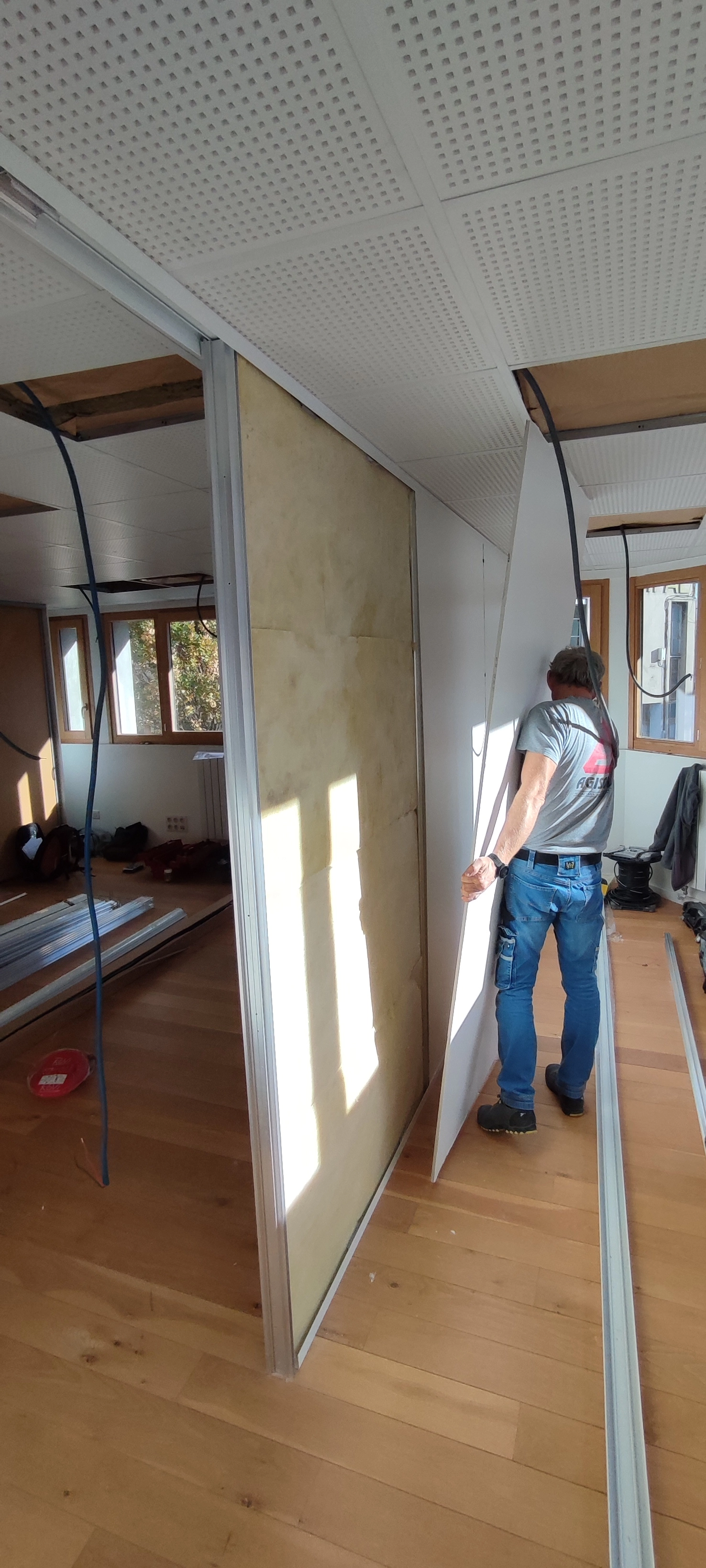 bureau travaux en cours plaquiste au travail pose cloison faux-plafond existant non détérioré nouvel agencement espace etude notaire Grenoble bureau travaux en cours plaquiste au travail pose cloison faux-plafond existant non détérioré nouvel agencement espace etude notaire Grenoble