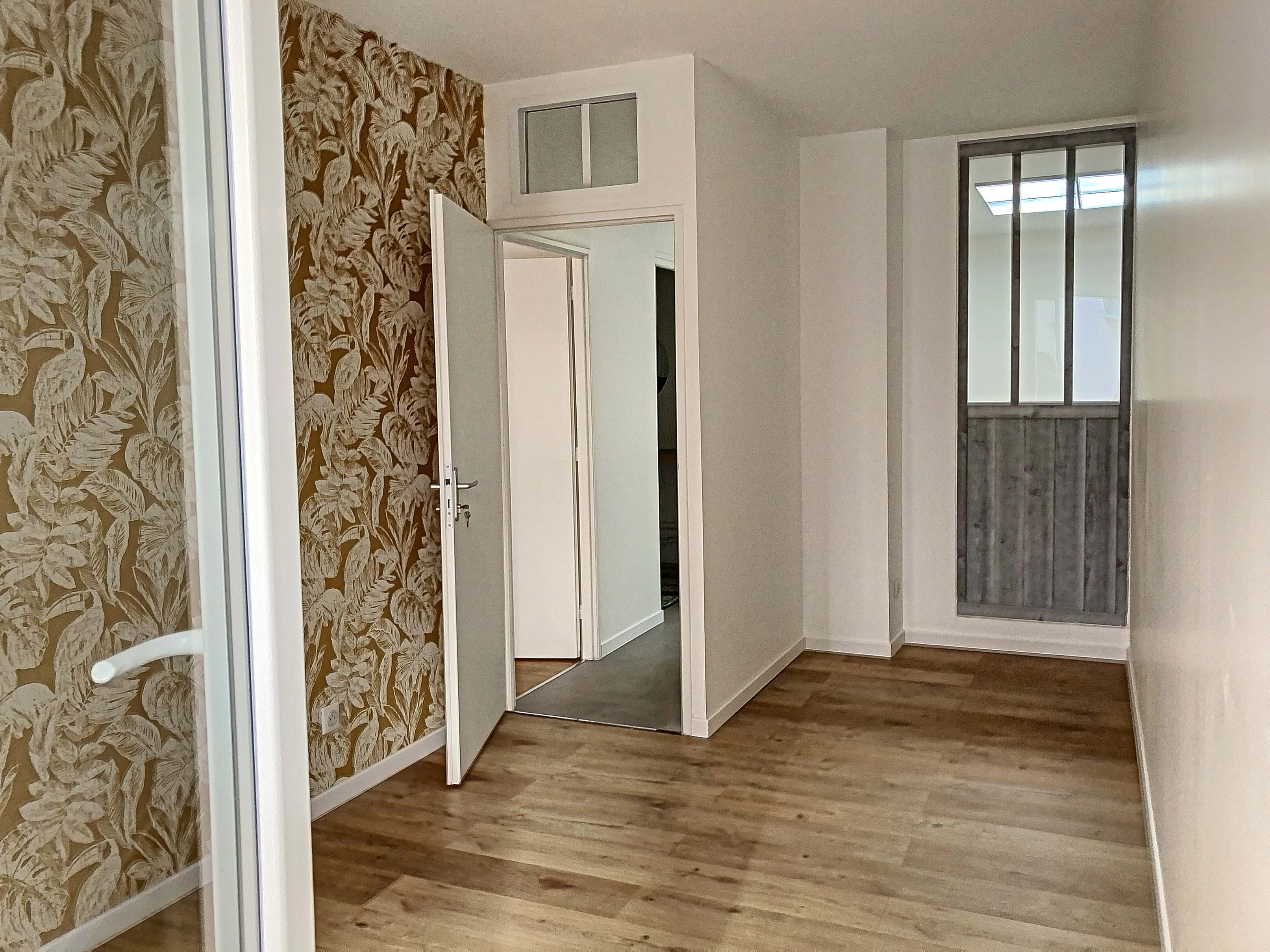 chambre meublée, cloisons vitrées chambre meublée, cloisons vitrées