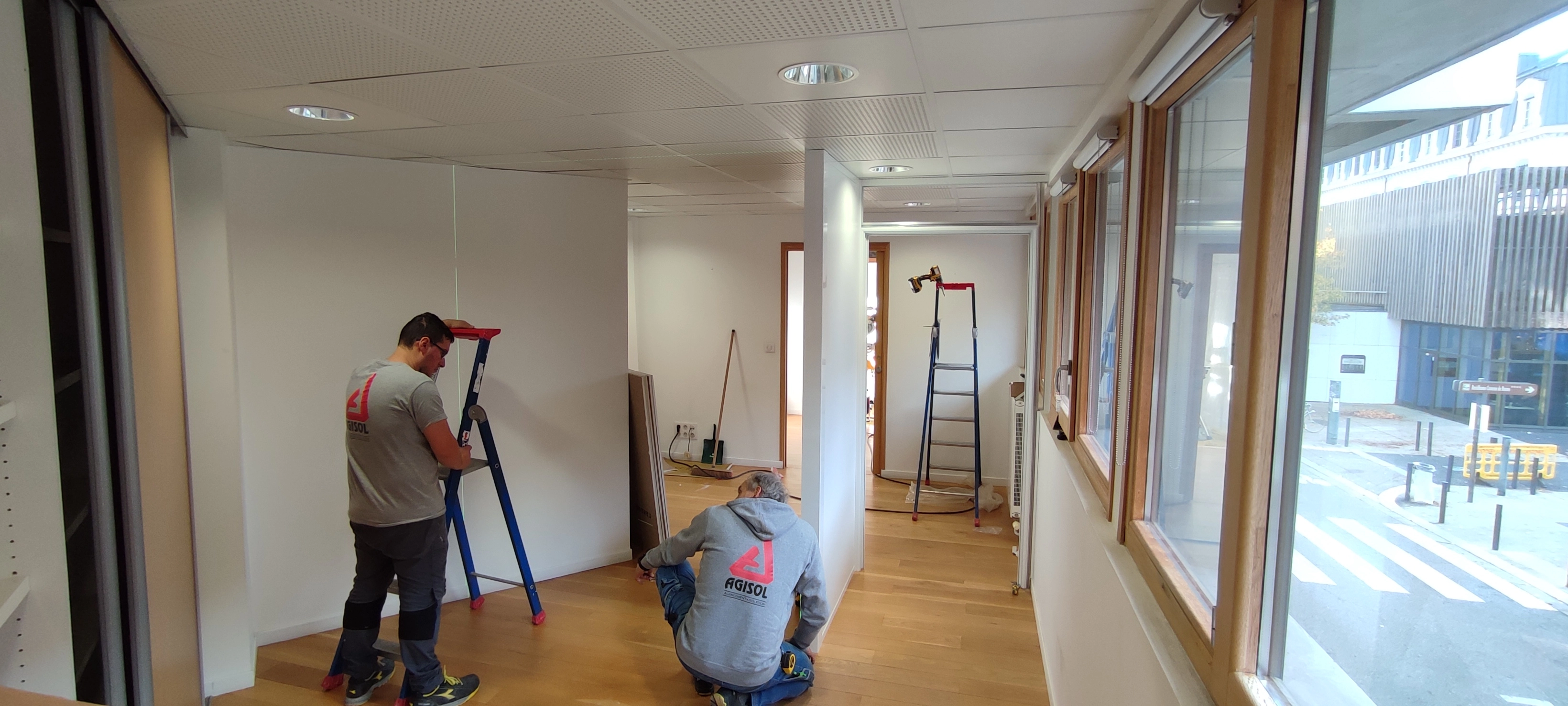 cloison en cours de montage cloison phonique création bureau etude notaire grenoble cloison en cours de montage cloison phonique création bureau etude notaire grenoble