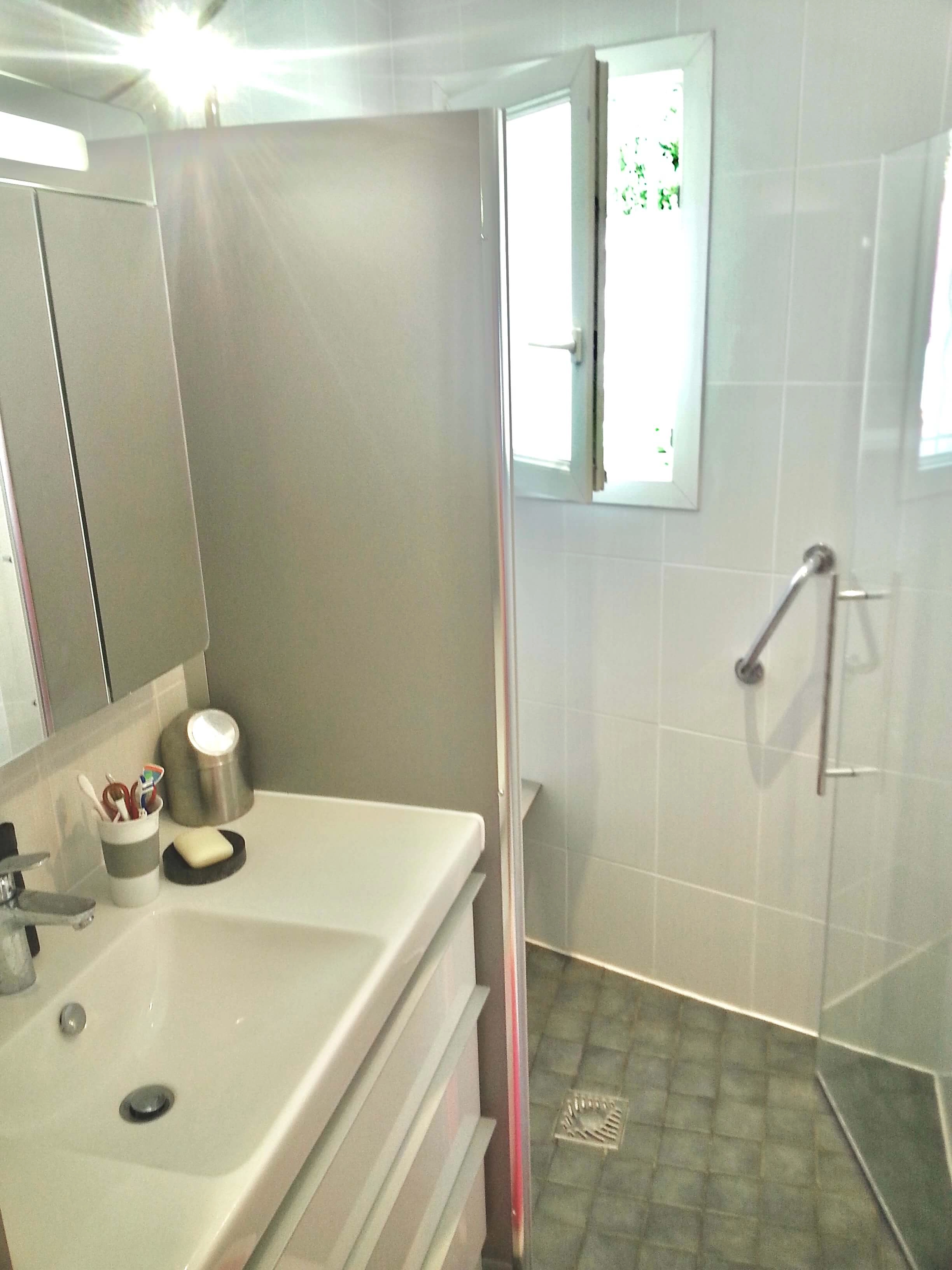 douche à l'italienne,bonde centrale poignée de maintien douche à l'italienne,bonde centrale poignée de maintien