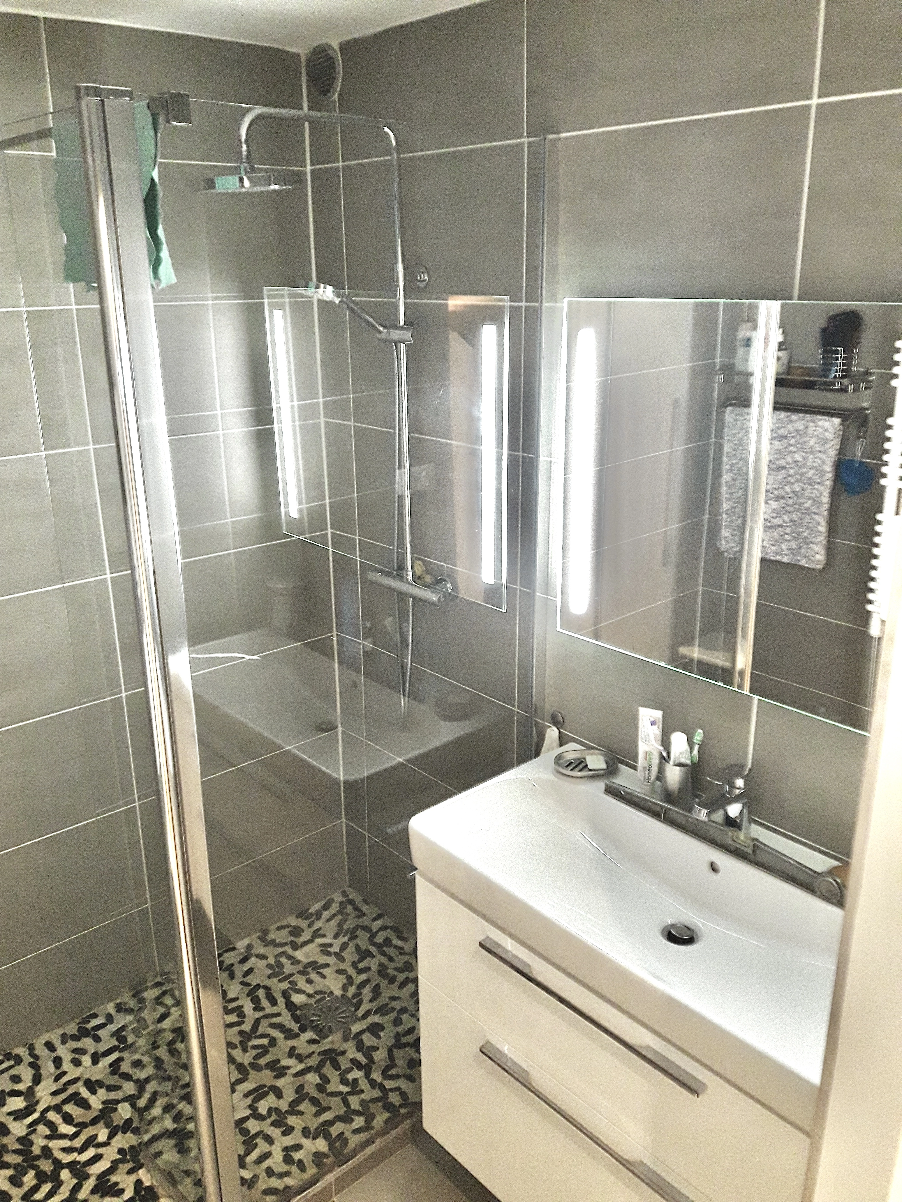 Salle de bain douche, mosaique au sol, paroi de douche