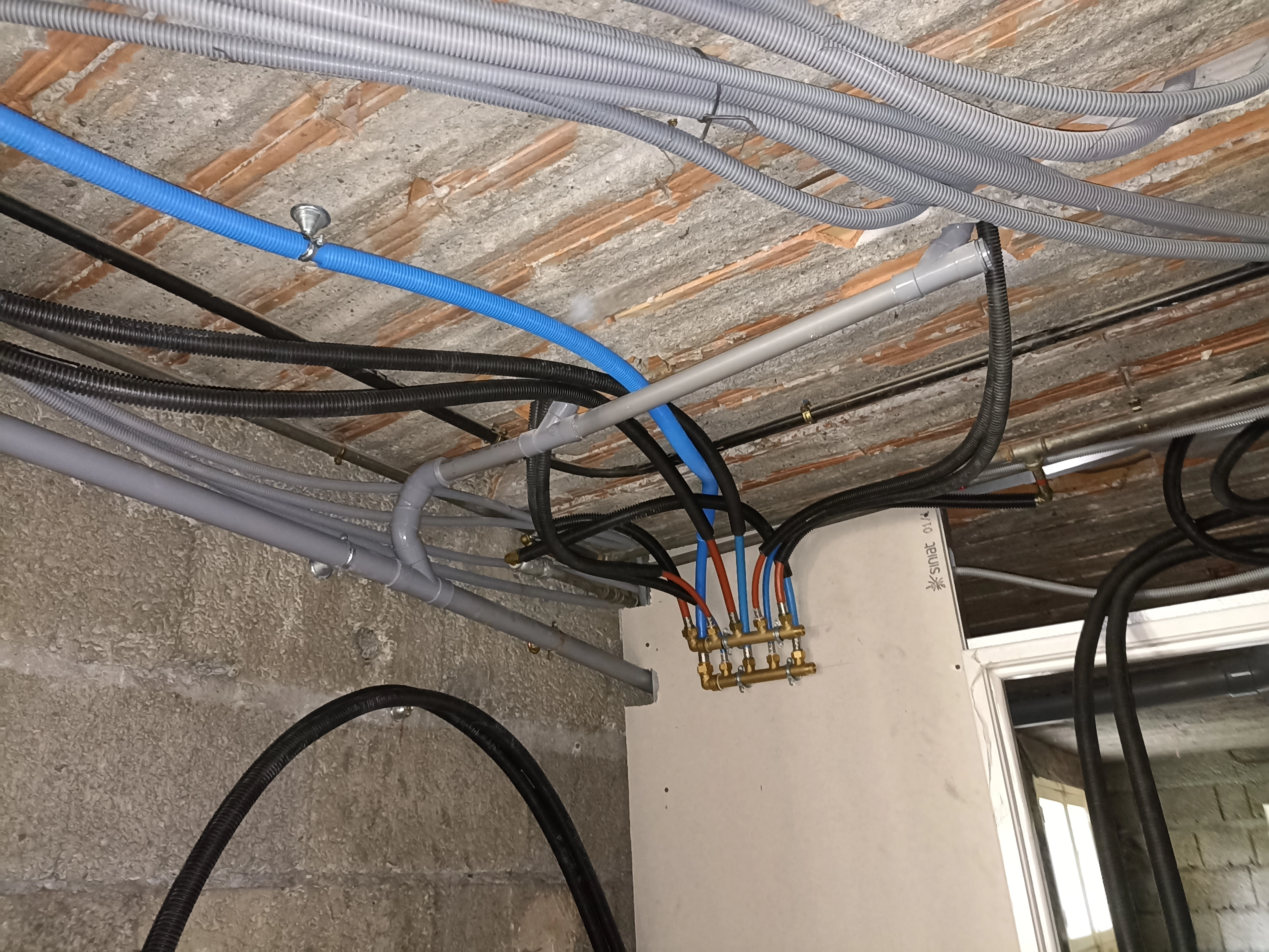 fixation gaines electriques et plomberie avant projection fibre isolant plafond fixation gaines electriques et plomberie avant projection fibre isolant plafond