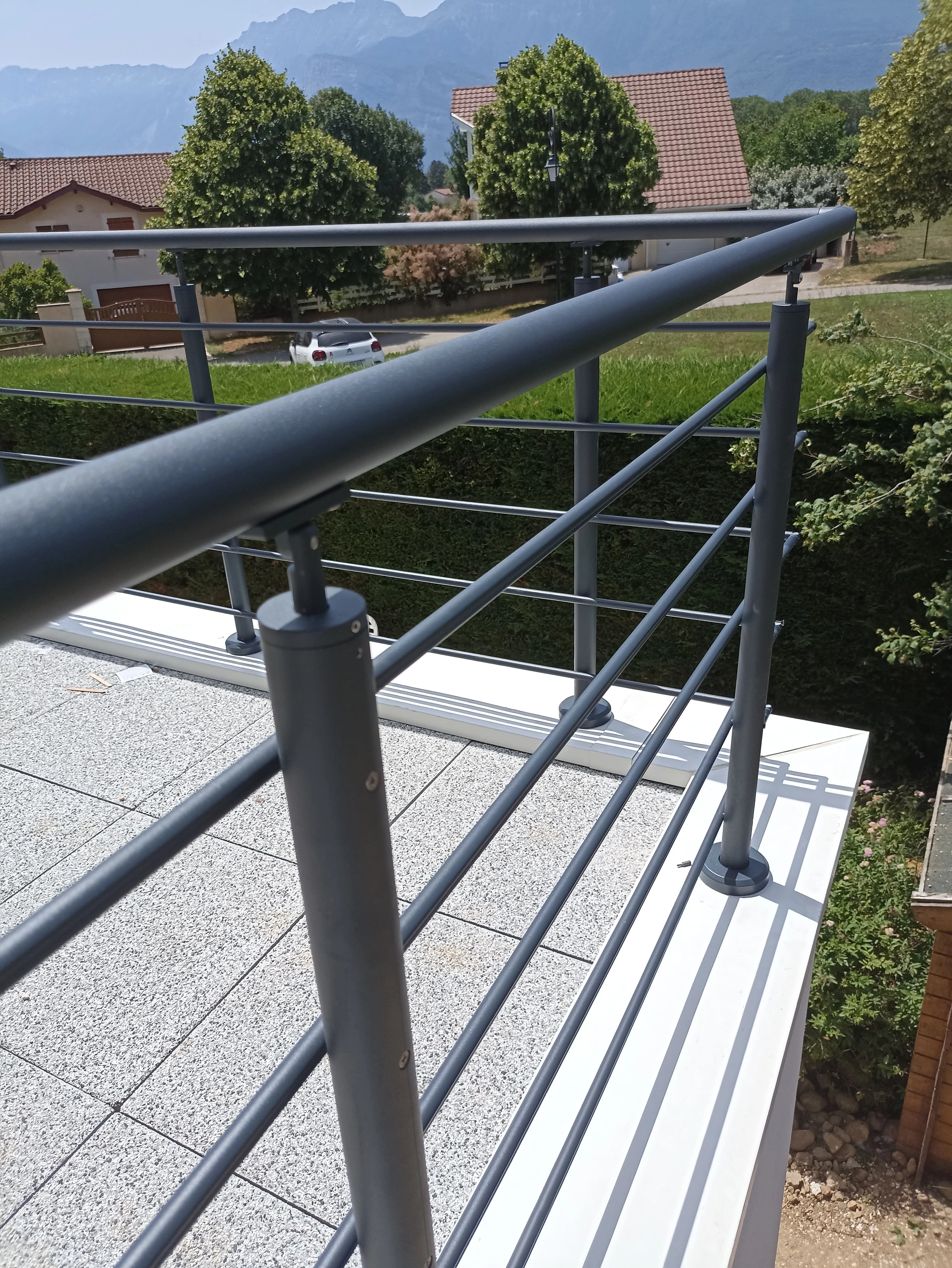 garde corps en pose verticale sur la couvertine de l'acrotère garde corps en pose verticale sur la couvertine de l'acrotère