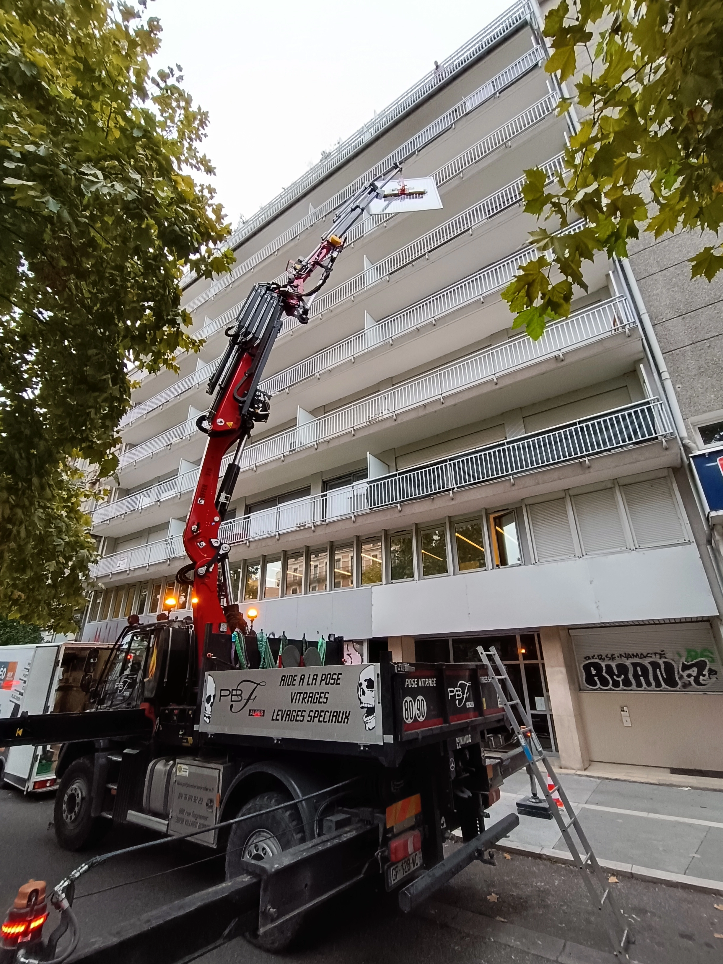 grutage pose fenetre appartement haut de gamme grenoble