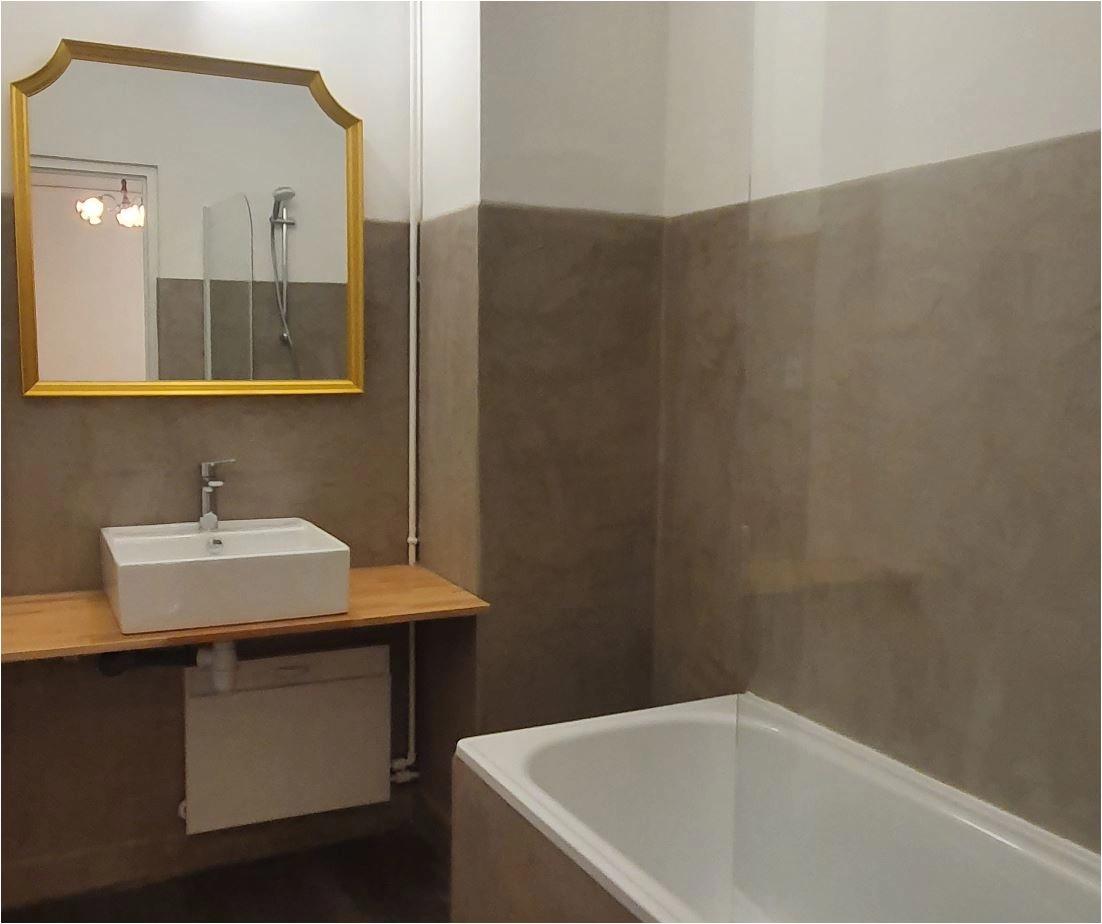 nouvelle salle de bain, béton ciré, baignoire conservée, paroi fixe, vasque sur mesure nouvelle salle de bain, béton ciré, baignoire conservée, paroi fixe, vasque sur mesure