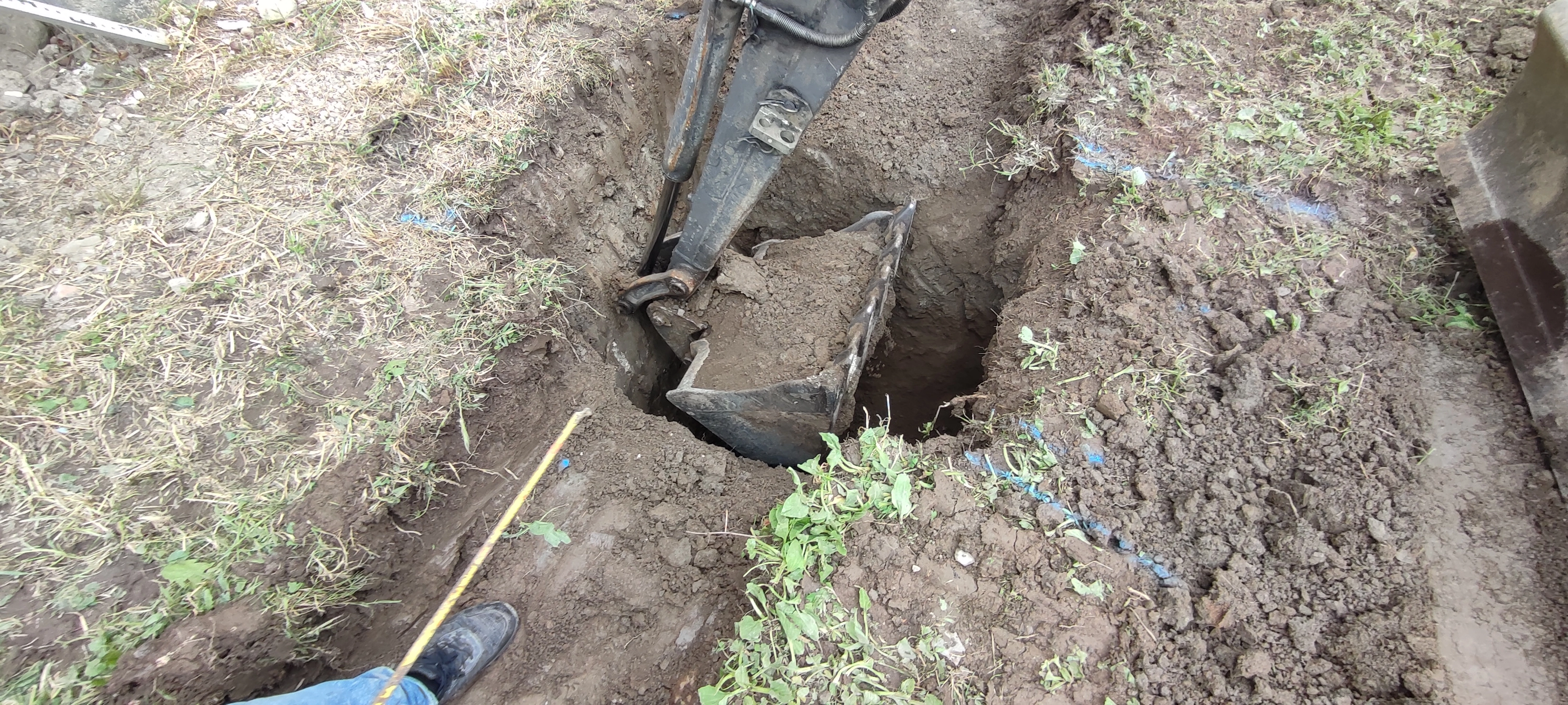 pelle mécanique;extension;vrd;trou;massif béton,dallage pelle mécanique;extension;vrd;trou;massif béton,dallage