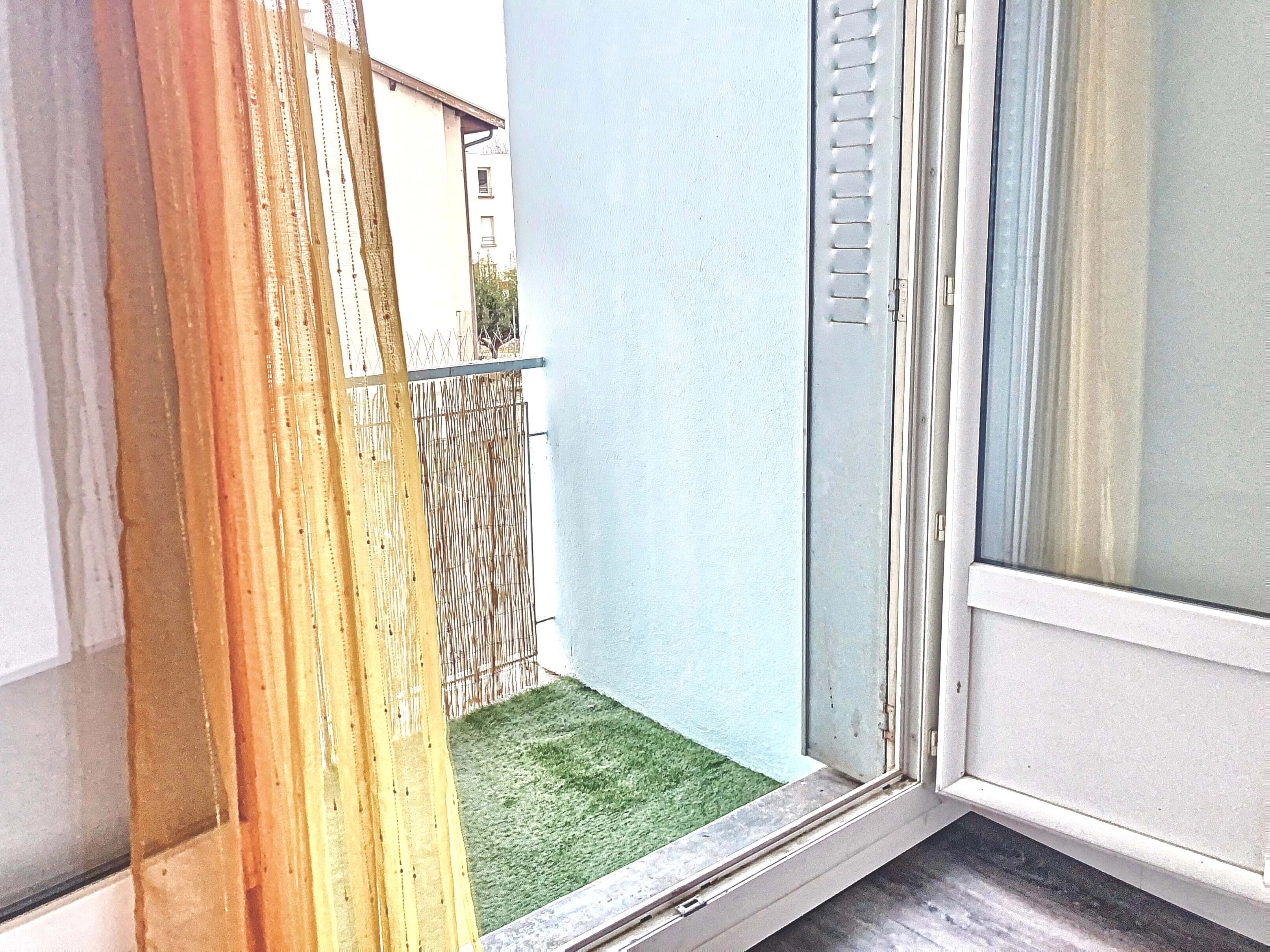 pelouse synthétique,balcon privatif,création de chambre meublées pelouse synthétique,balcon privatif,création de chambre meublées