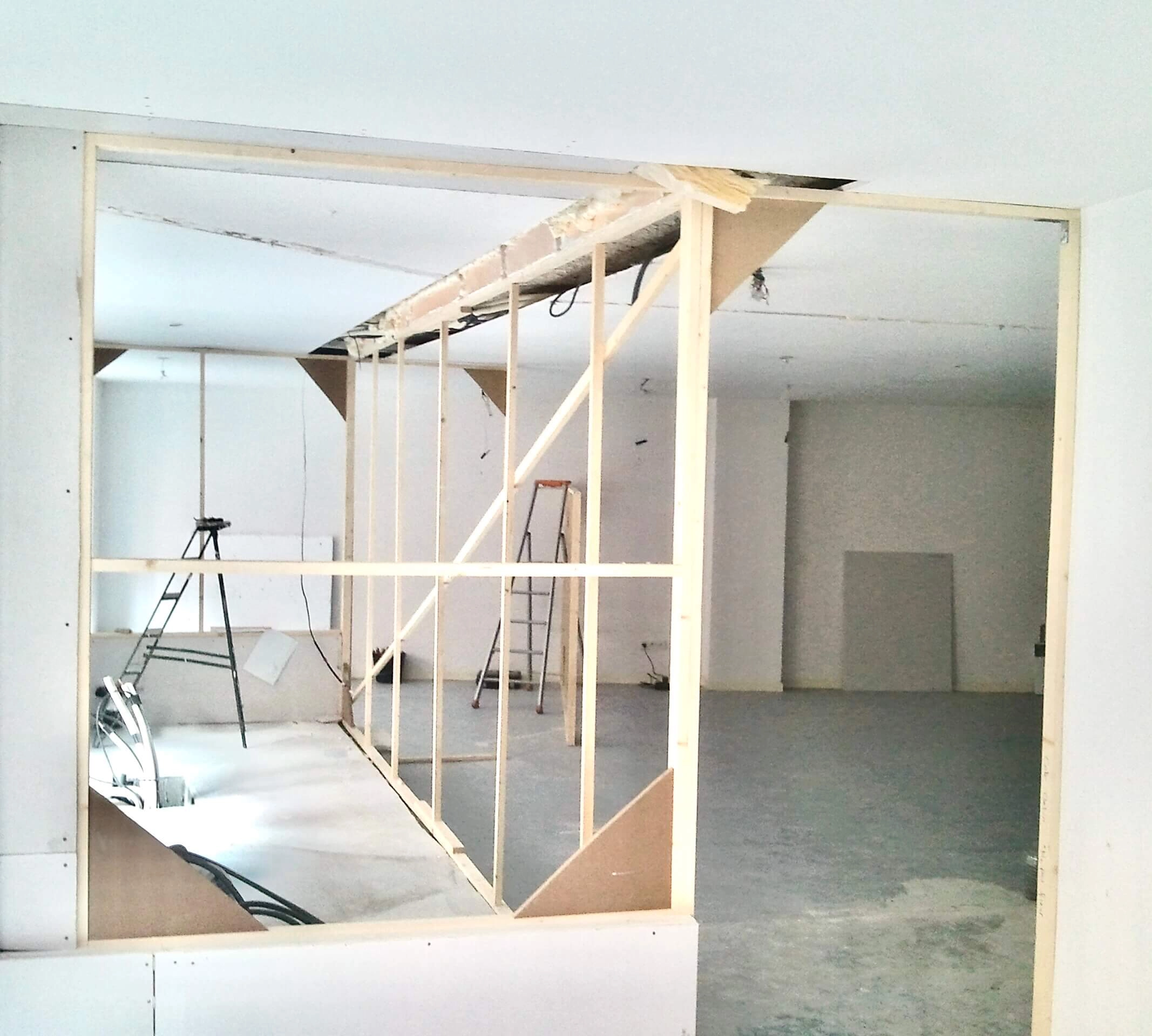 Pose d'un précadre par notre menuisier Meandre création à Domène. Les futurs chassis vitrés pourront ainsi sadapter au pré cadre Pose d'un précadre par notre menuisier Meandre création à Domène. Les futurs chassis vitrés pourront ainsi sadapter au pré cadre