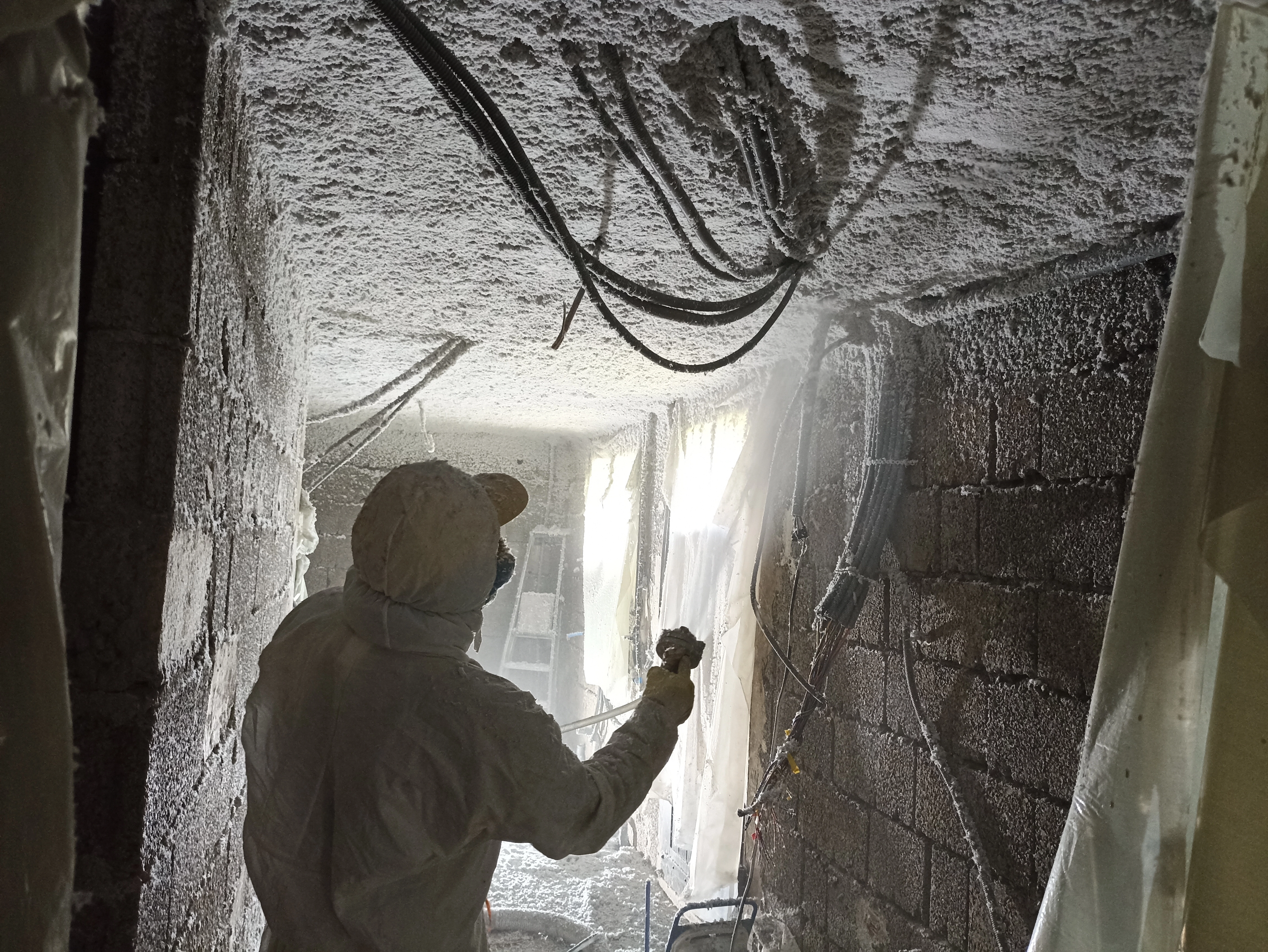 projection en cours fibre isolant coupe-feu plafond projection fibre isolant plafond flocage