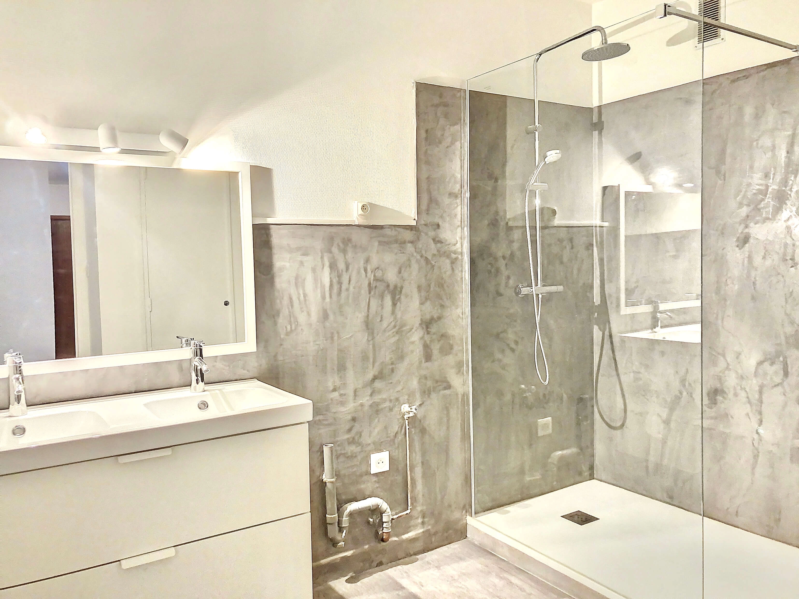 rénovation salle de bain, béton ciré, remplacement d'une baignoire par une douche,grenobel rénovation salle de bain, béton ciré, remplacement d'une baignoire par une douche,grenoble