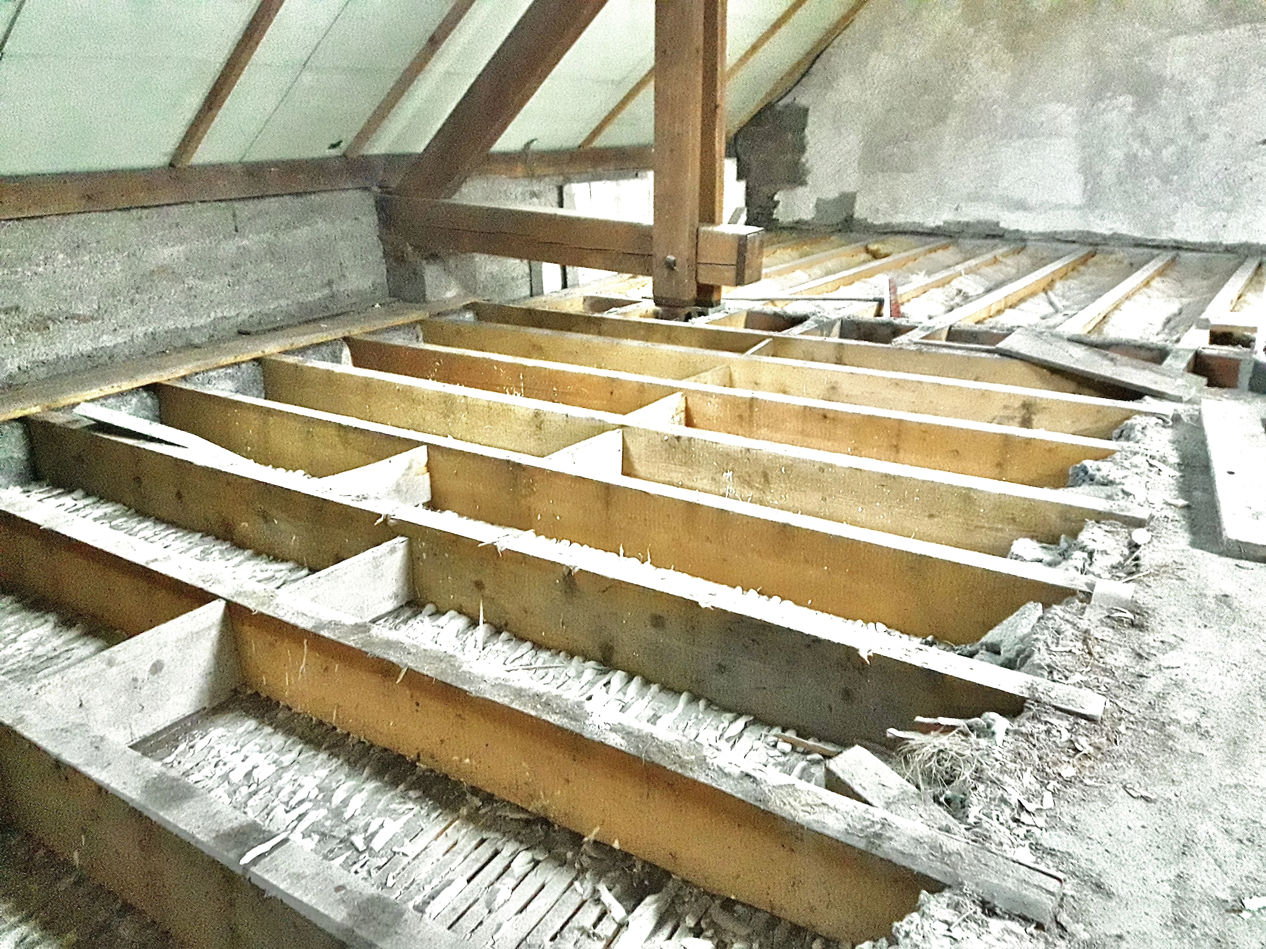 solives bois, dépose du plancher, faux-plafond en latti solives bois, dépose du plancher, faux-plafond en latti